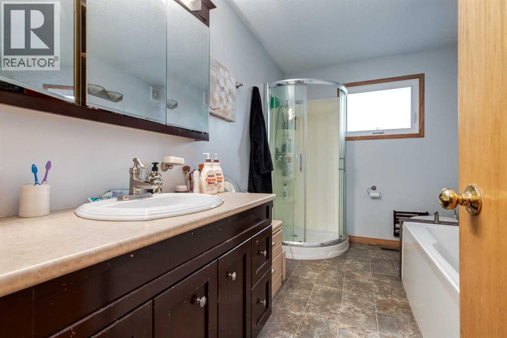 7711 Bowcliffe Crescent Nw, Calgary, Alberta  T3B 2S5 - Photo 13 - A2260325