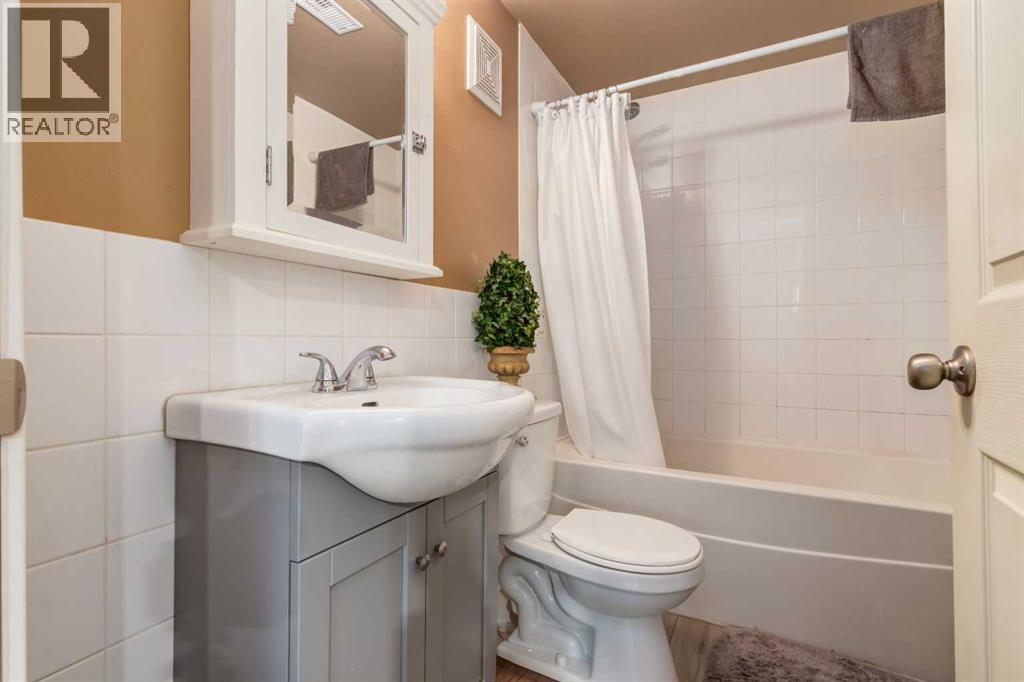 7711 Bowcliffe Crescent Nw, Calgary, Alberta  T3B 2S5 - Photo 21 - A2260325