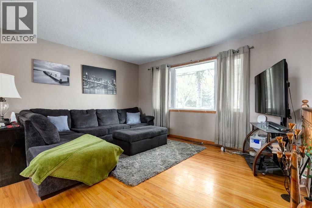7711 Bowcliffe Crescent Nw, Calgary, Alberta  T3B 2S5 - Photo 5 - A2260325