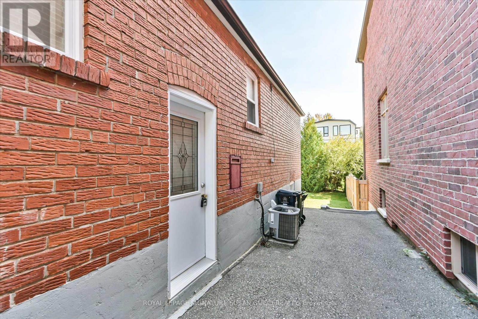 127 Furnival Road, Toronto, Ontario  M4B 1W7 - Photo 23 - E12440876