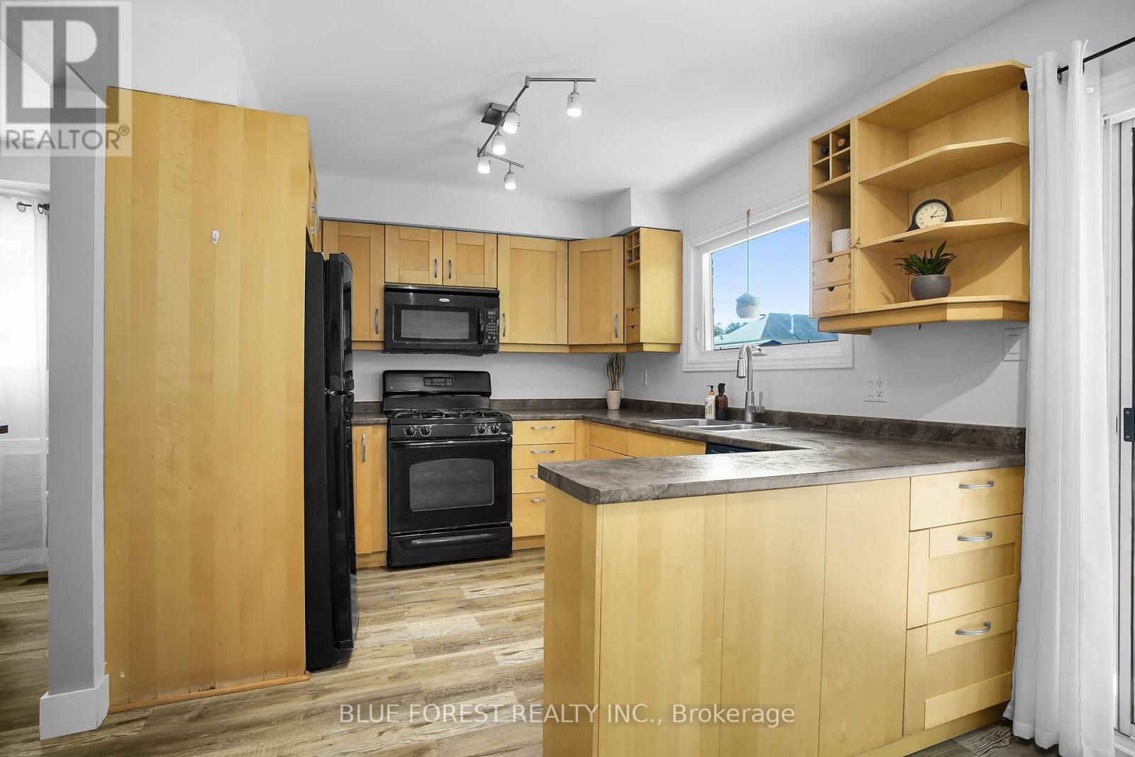 90 Edmunds Crescent, London South (South T), Ontario  N5Z 4J2 - Photo 12 - X12441058