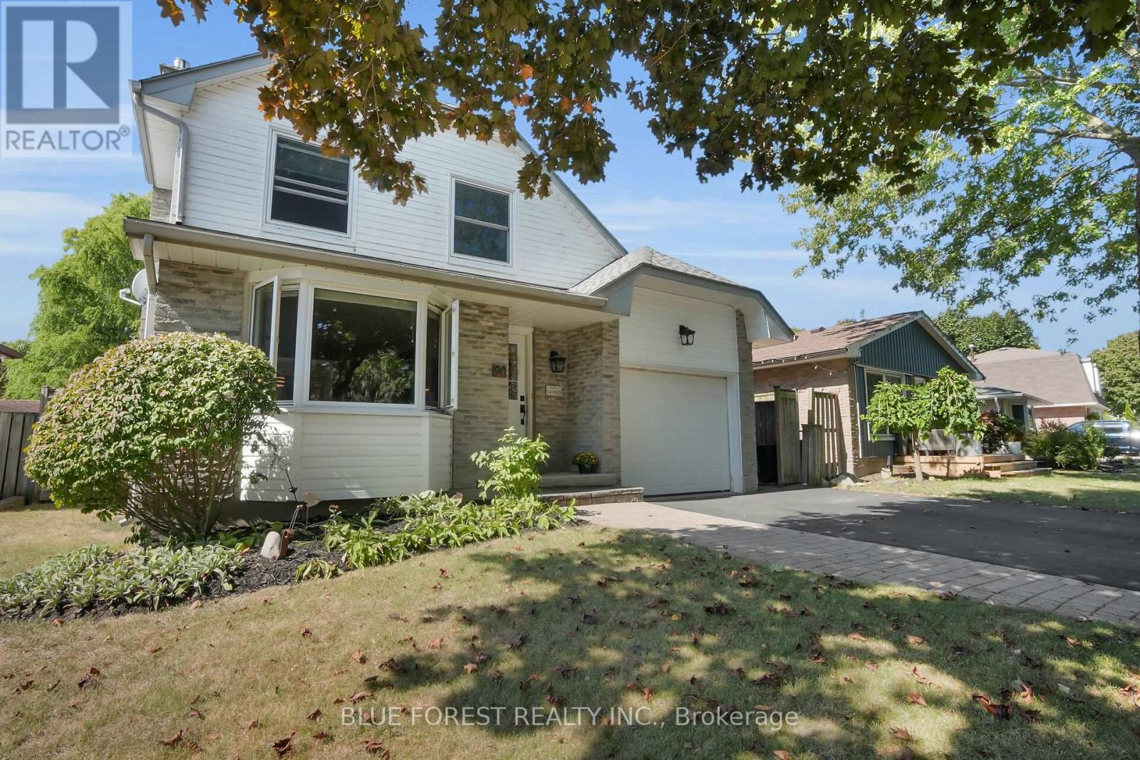 90 Edmunds Crescent, London South (South T), Ontario  N5Z 4J2 - Photo 2 - X12441058