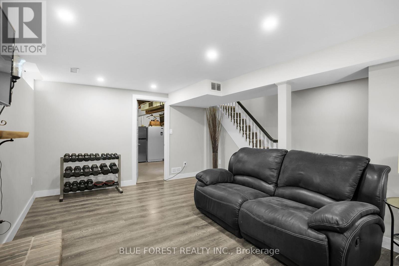 90 Edmunds Crescent, London South (South T), Ontario  N5Z 4J2 - Photo 27 - X12441058