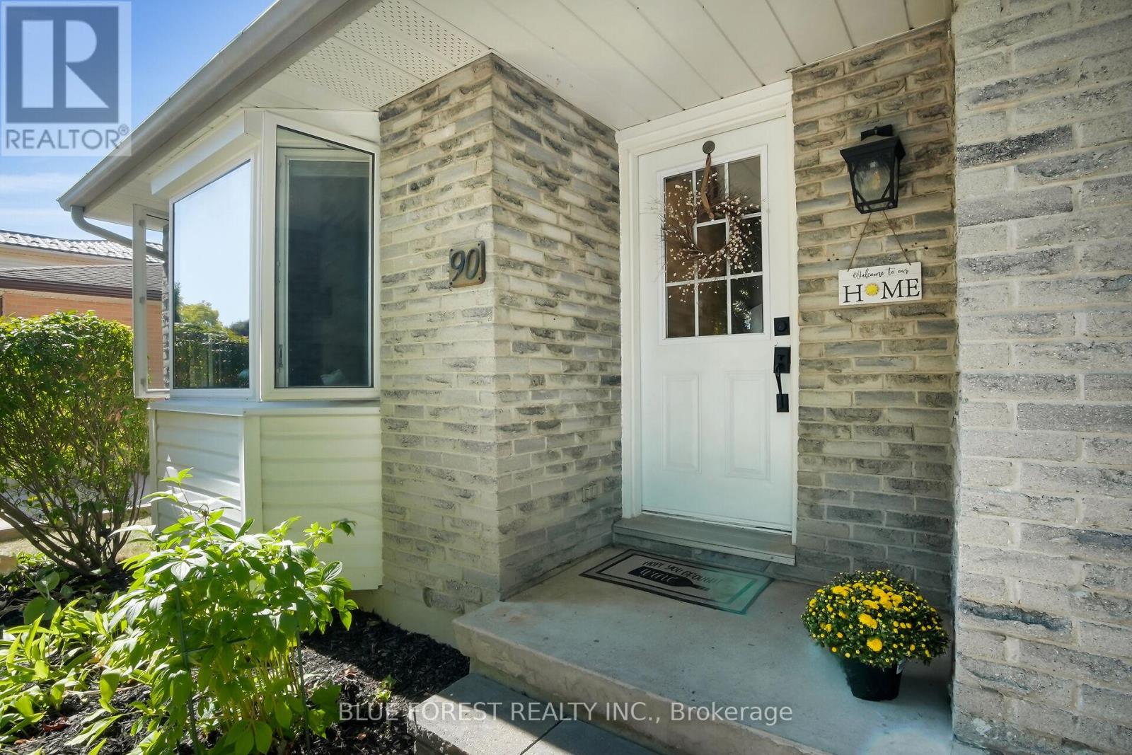 90 Edmunds Crescent, London South (South T), Ontario  N5Z 4J2 - Photo 4 - X12441058