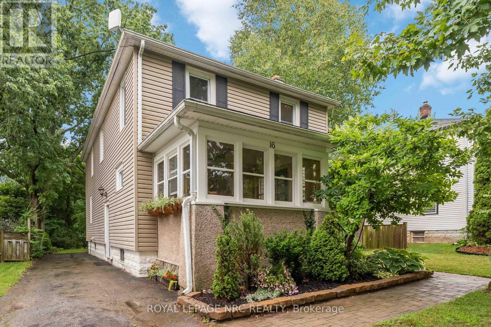 16 COLLEGE STREET, Pelham, Ontario