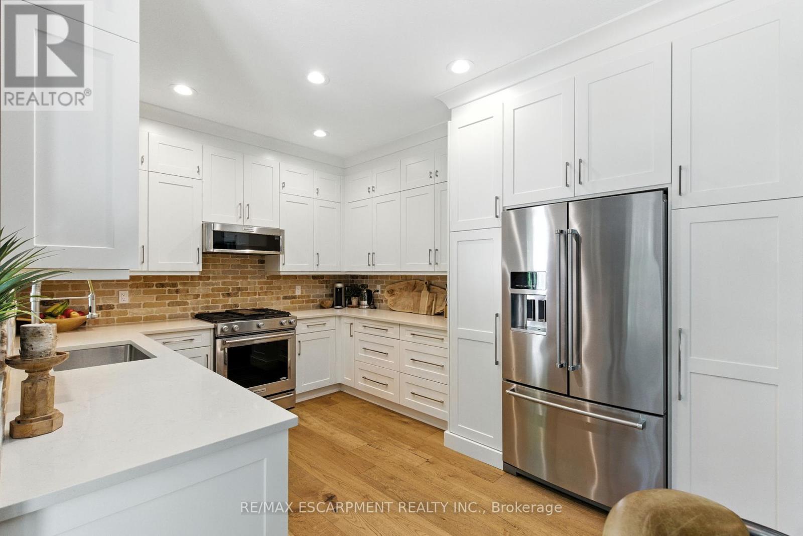 587 Sandcherry Drive, Burlington (Bayview), Ontario  L7T 4L7 - Photo 12 - W12440900