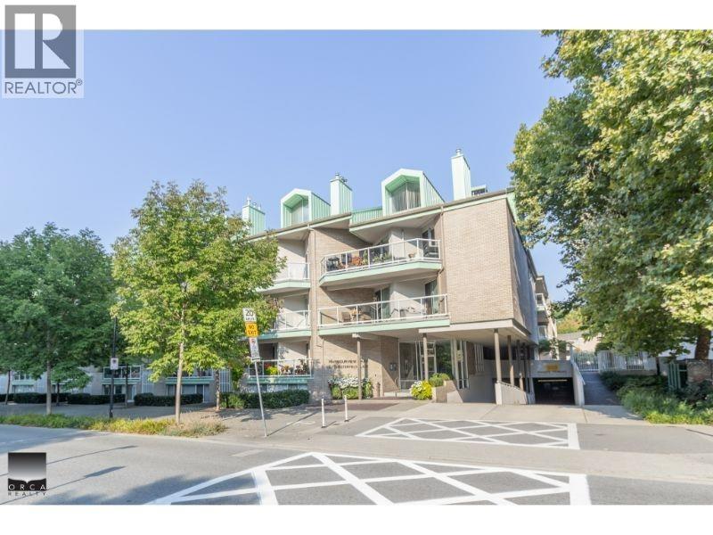 3206 33 CHESTERFIELD, North Vancouver, British Columbia