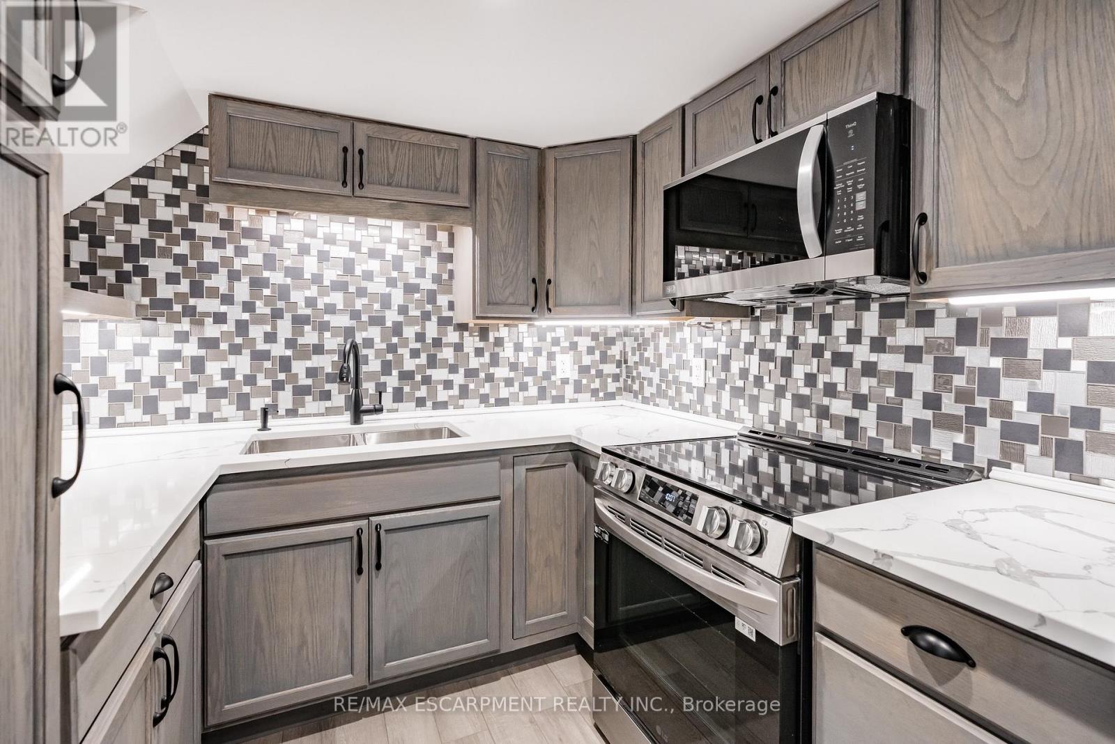 Lower - 20 Glendale Road, Brant, Ontario  N3T 1P2 - Photo 3 - X12440882