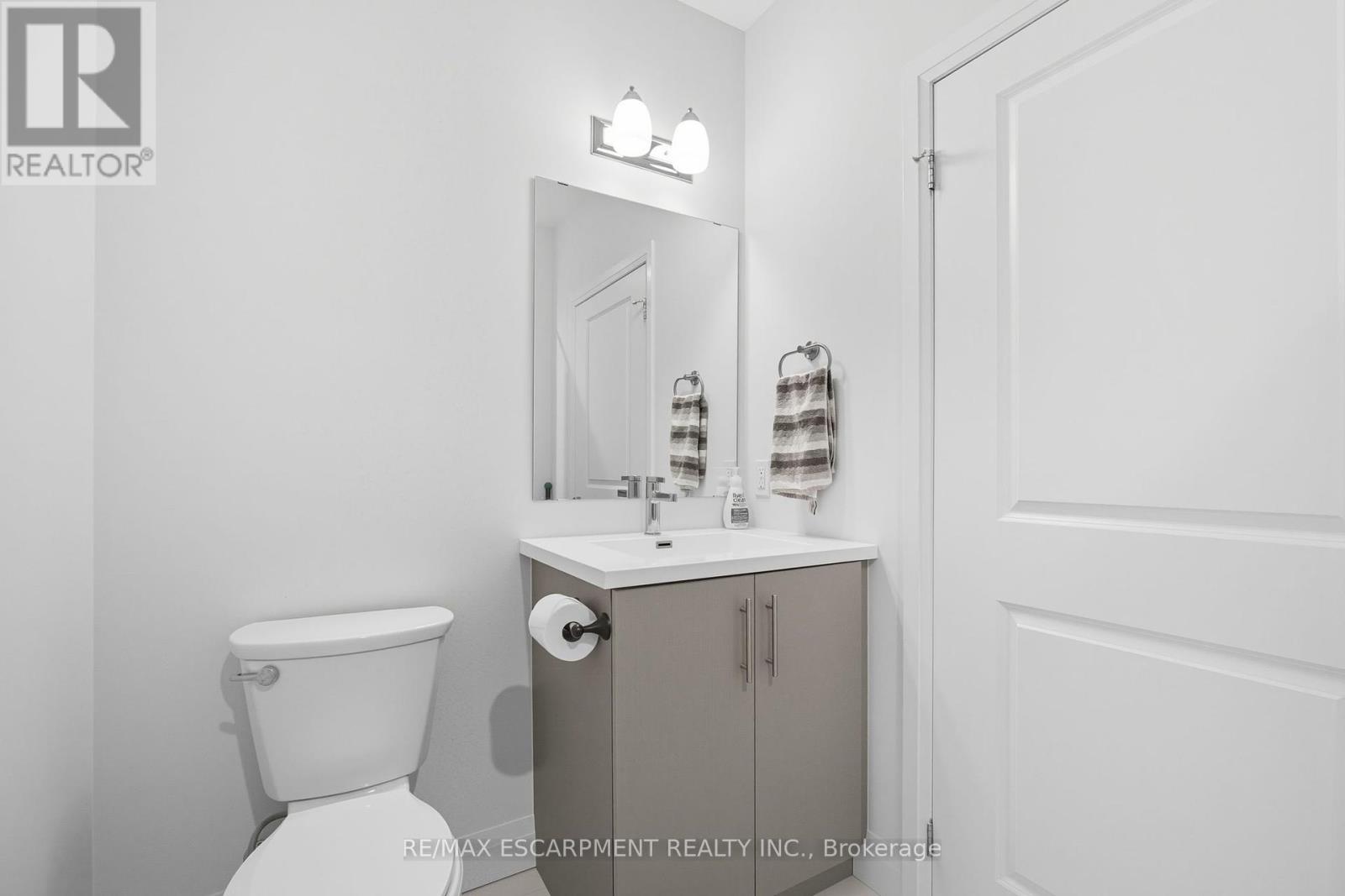 426 - 1 Redfern Avenue, Hamilton, Ontario  L9C 0E6 - Photo 12 - X12440966