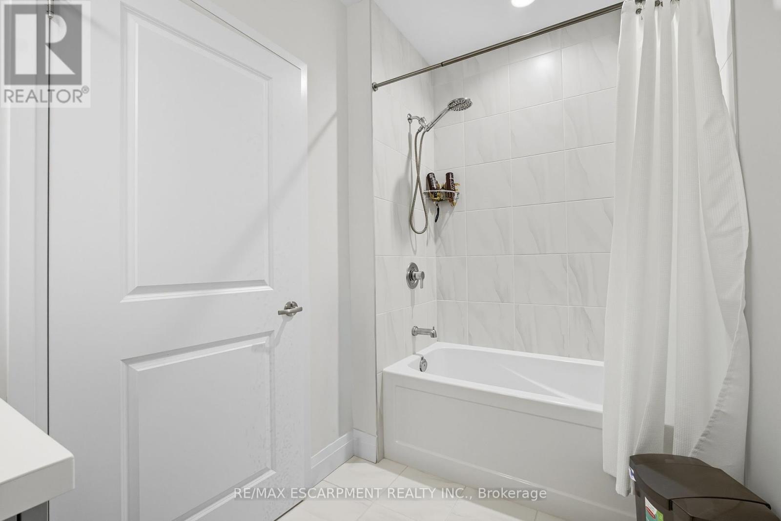 426 - 1 Redfern Avenue, Hamilton, Ontario  L9C 0E6 - Photo 13 - X12440966