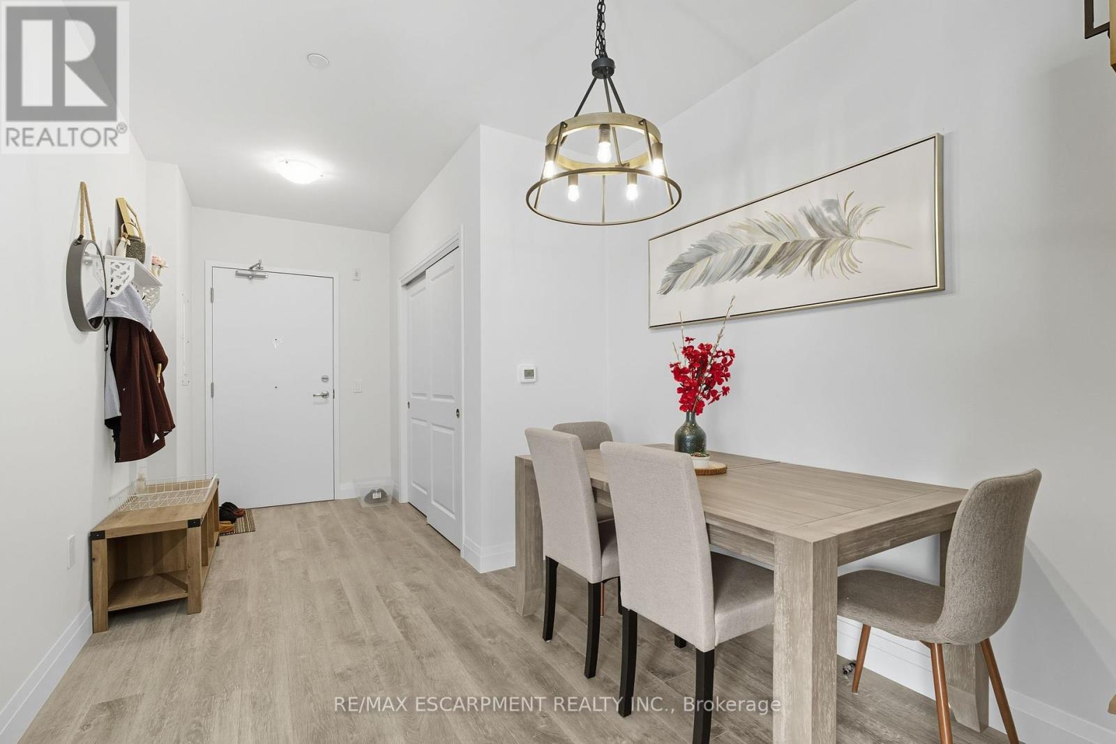 426 - 1 Redfern Avenue, Hamilton, Ontario  L9C 0E6 - Photo 3 - X12440966