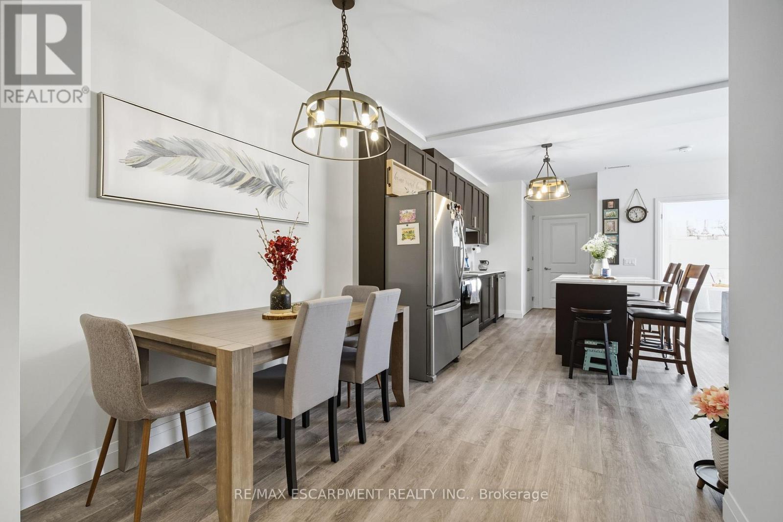 426 - 1 Redfern Avenue, Hamilton, Ontario  L9C 0E6 - Photo 4 - X12440966