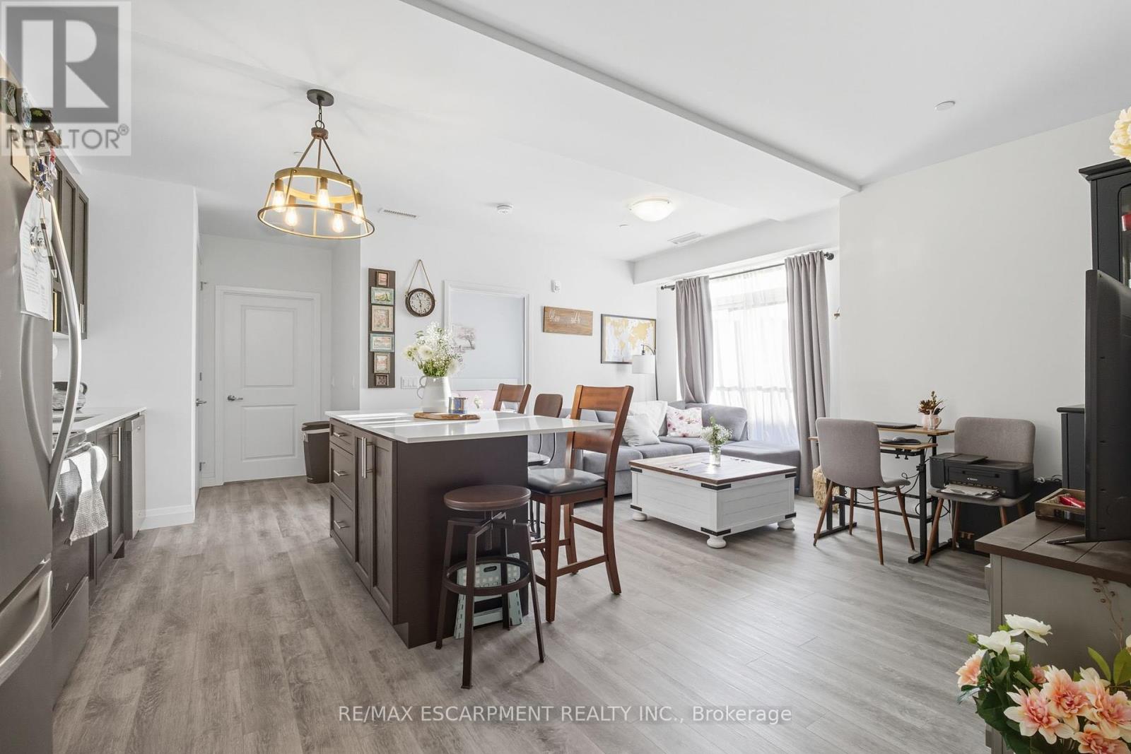 426 - 1 Redfern Avenue, Hamilton, Ontario  L9C 0E6 - Photo 5 - X12440966