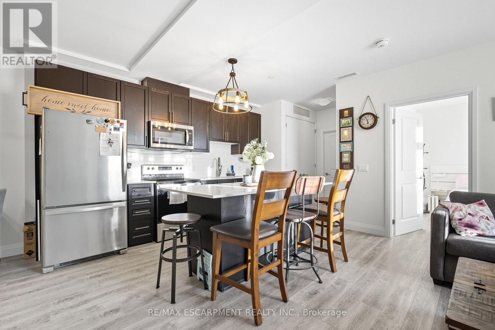 426 - 1 Redfern Avenue, Hamilton, Ontario  L9C 0E6 - Photo 6 - X12440966