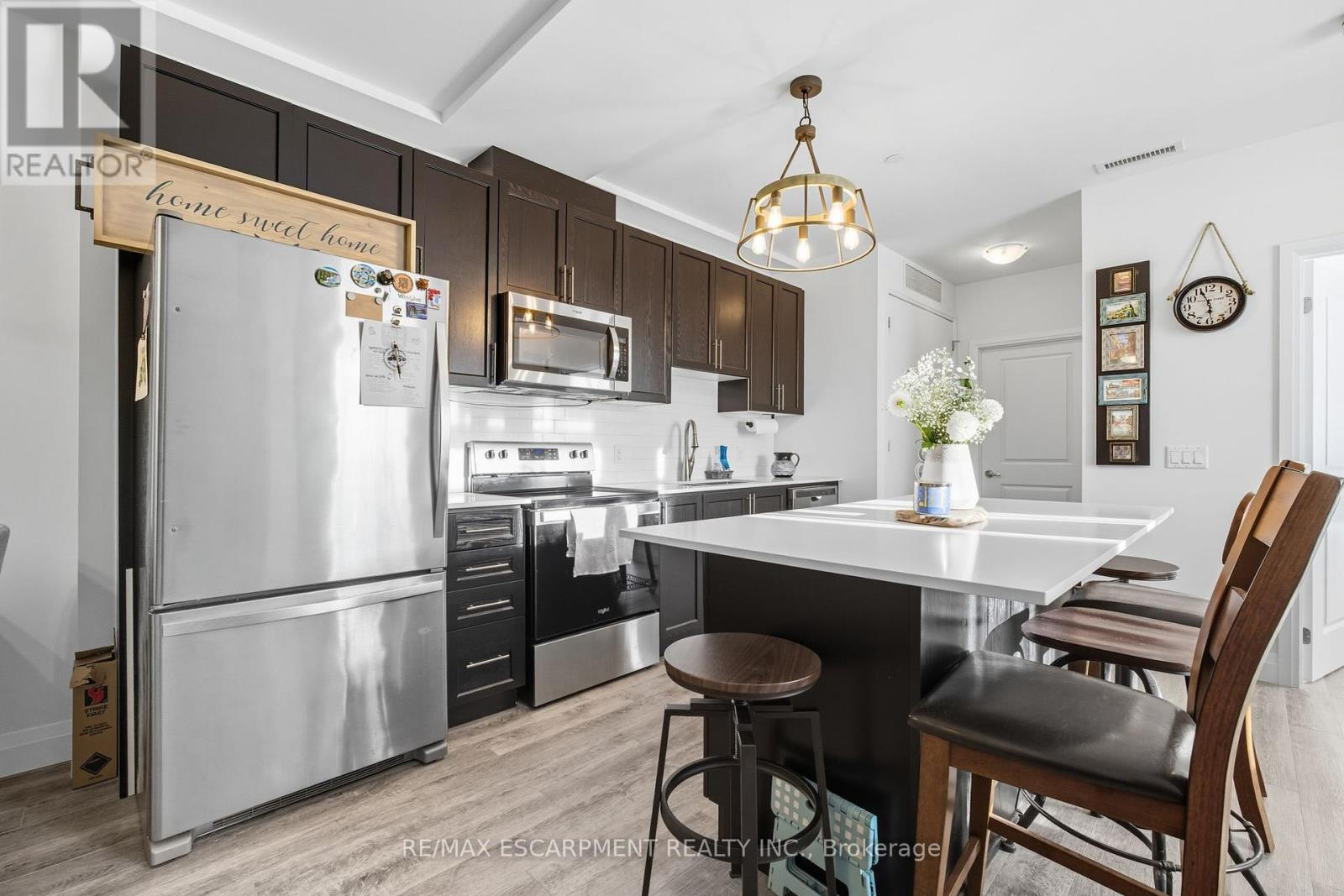 426 - 1 Redfern Avenue, Hamilton, Ontario  L9C 0E6 - Photo 7 - X12440966