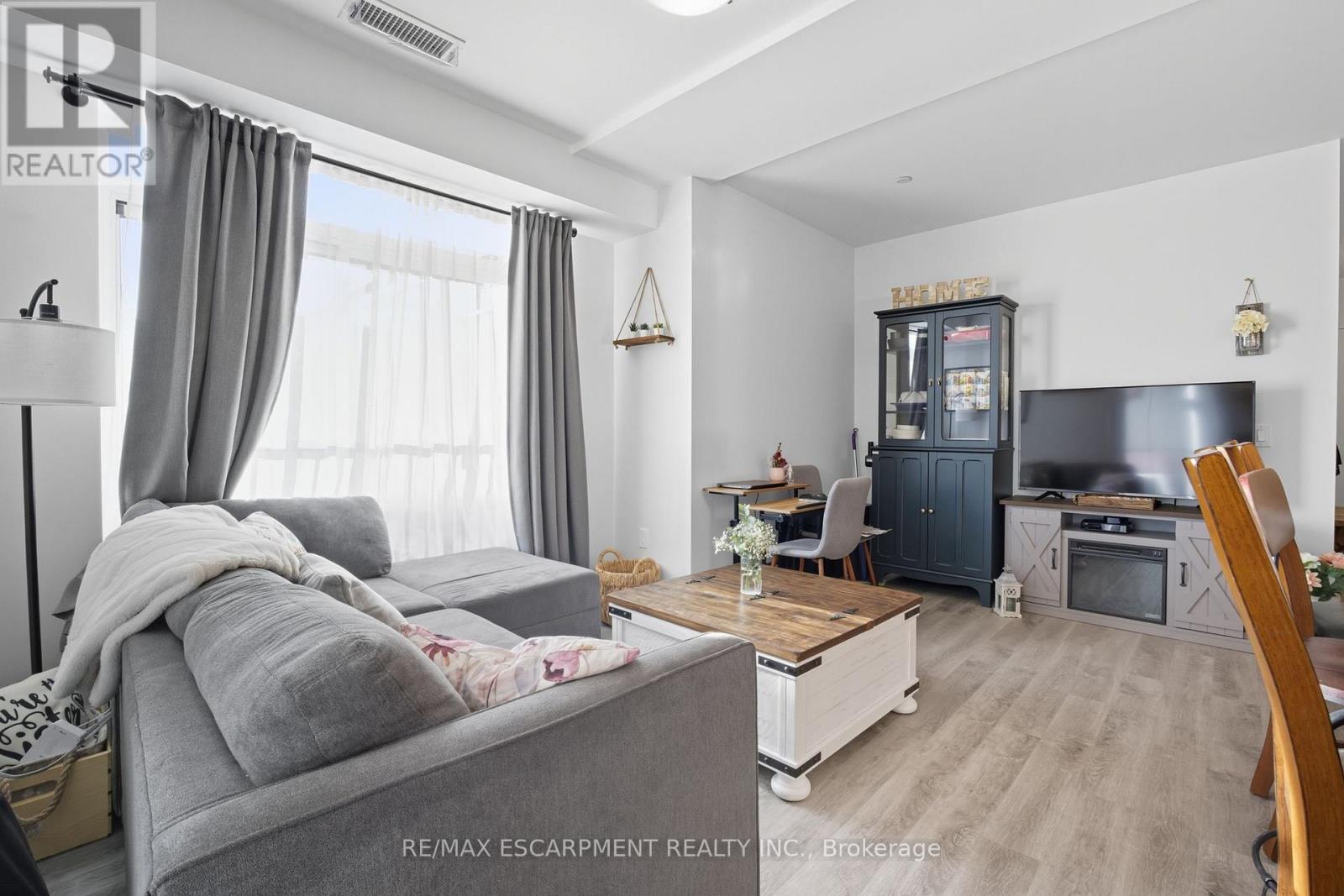 426 - 1 Redfern Avenue, Hamilton, Ontario  L9C 0E6 - Photo 8 - X12440966
