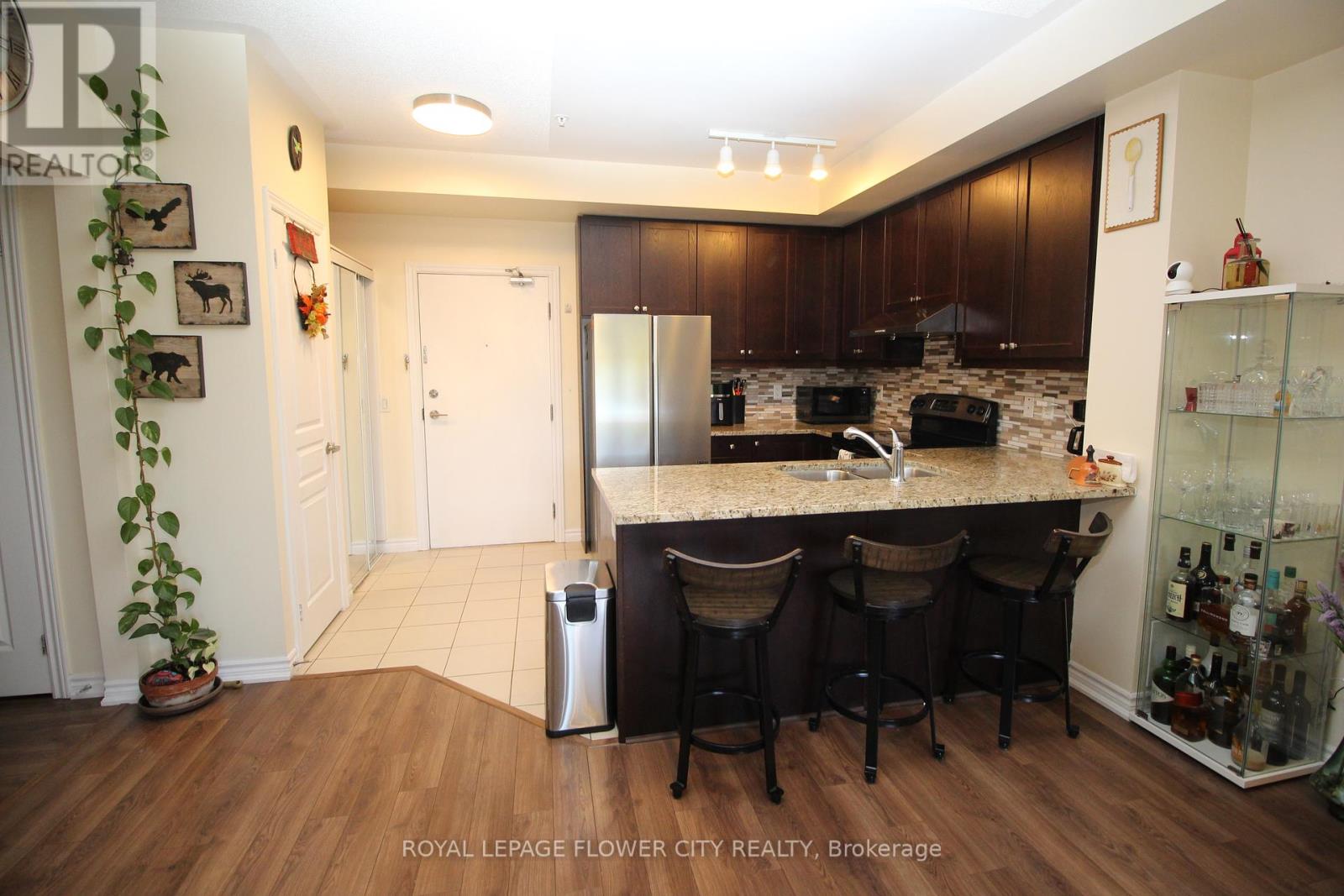 215 - 570 Lolita Gardens, Mississauga, Ontario  L5A 0A1 - Photo 5 - W12318407