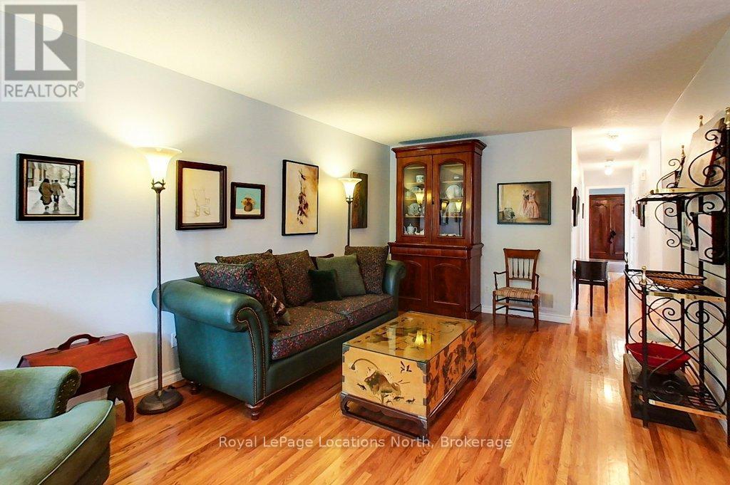 250 Cedar Street, Collingwood, Ontario  L9Y 3A8 - Photo 3 - S12441212