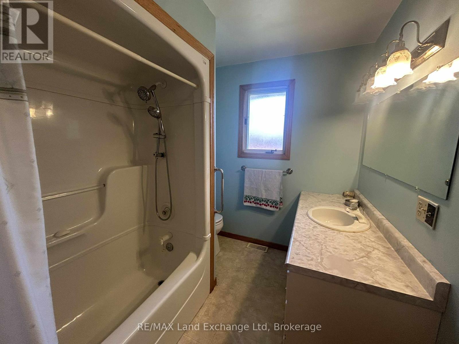 38 Hillcrest Street W, South Bruce, Ontario  N0G 2S0 - Photo 20 - X12441202