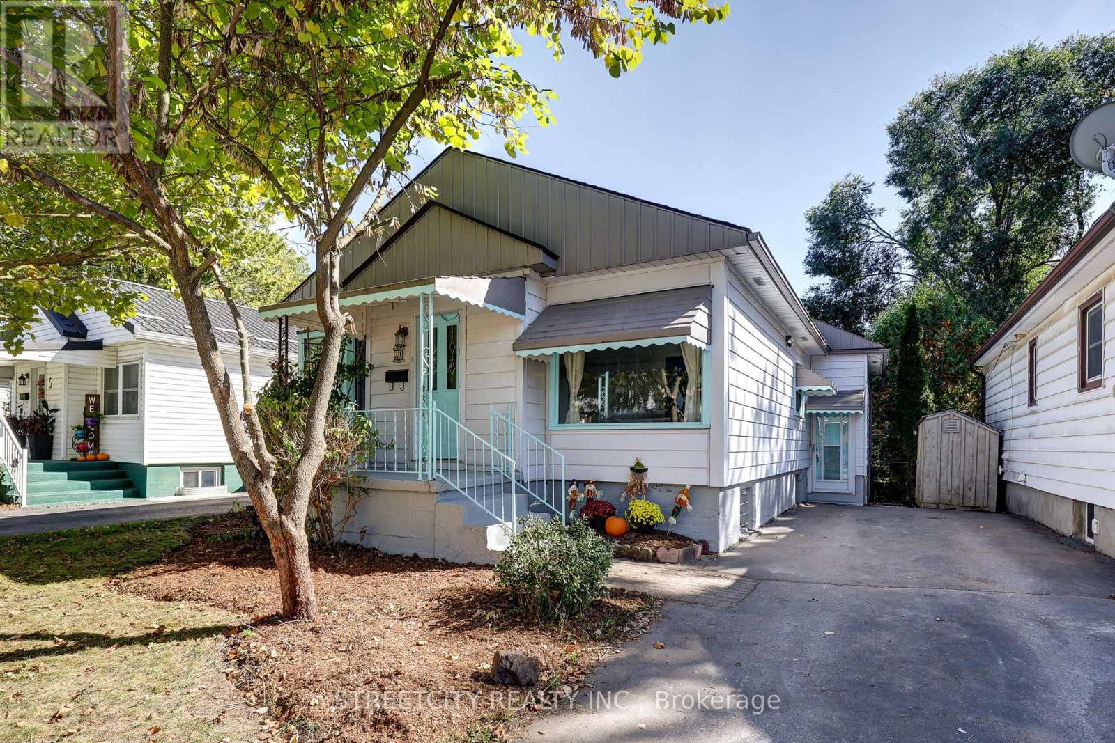 71 Connaught Avenue, London East, Ontario  N5Y 3A5 - Photo 1 - X12441261
