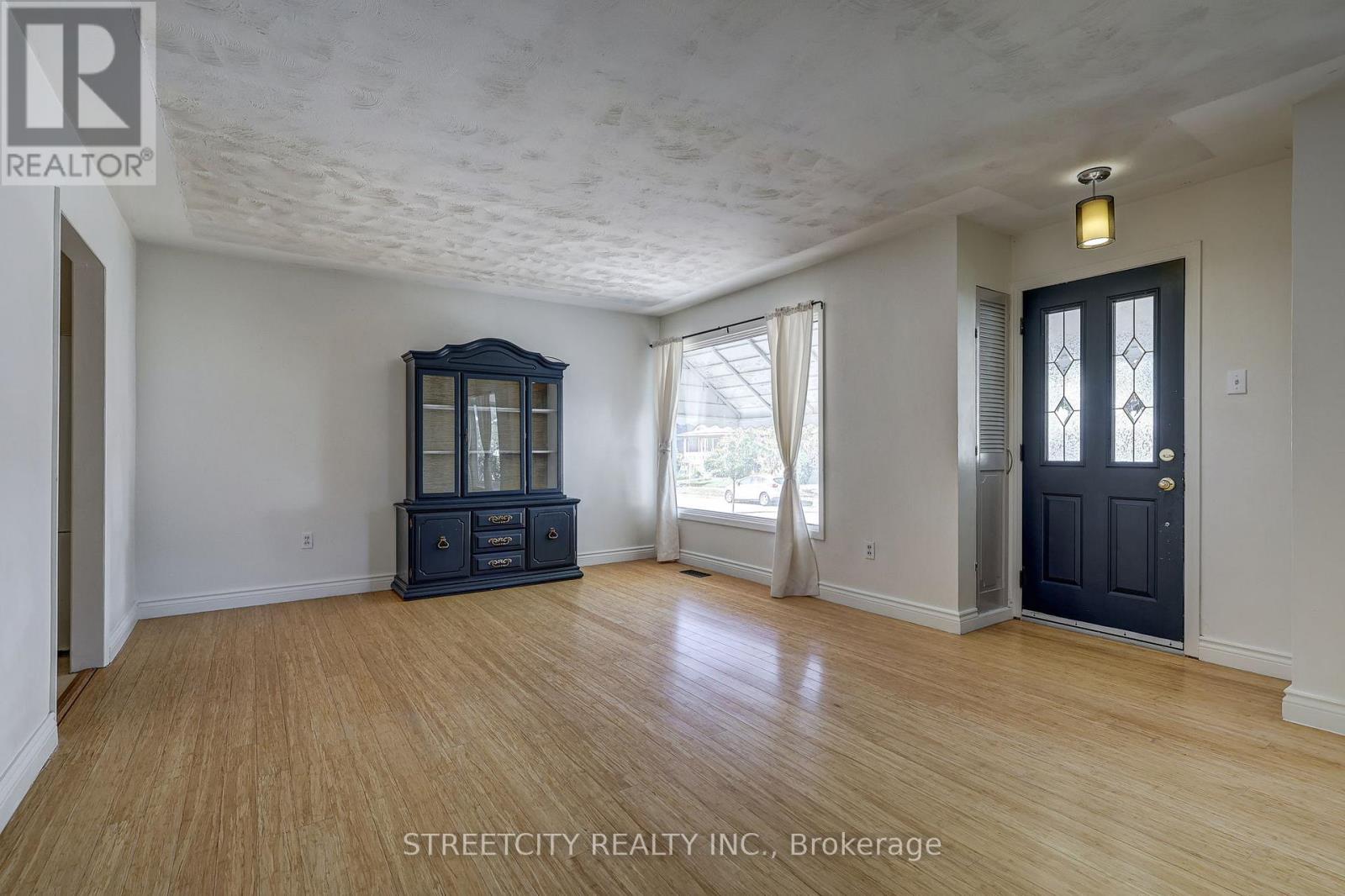 71 Connaught Avenue, London East, Ontario  N5Y 3A5 - Photo 7 - X12441261
