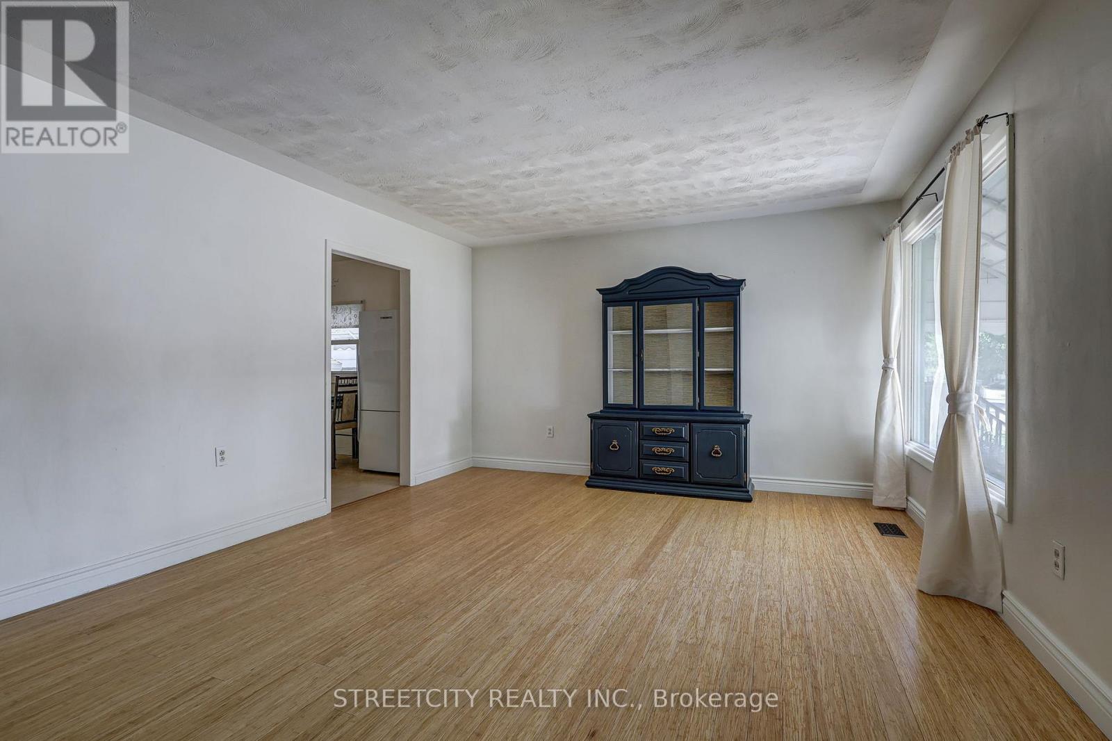 71 Connaught Avenue, London East, Ontario  N5Y 3A5 - Photo 8 - X12441261