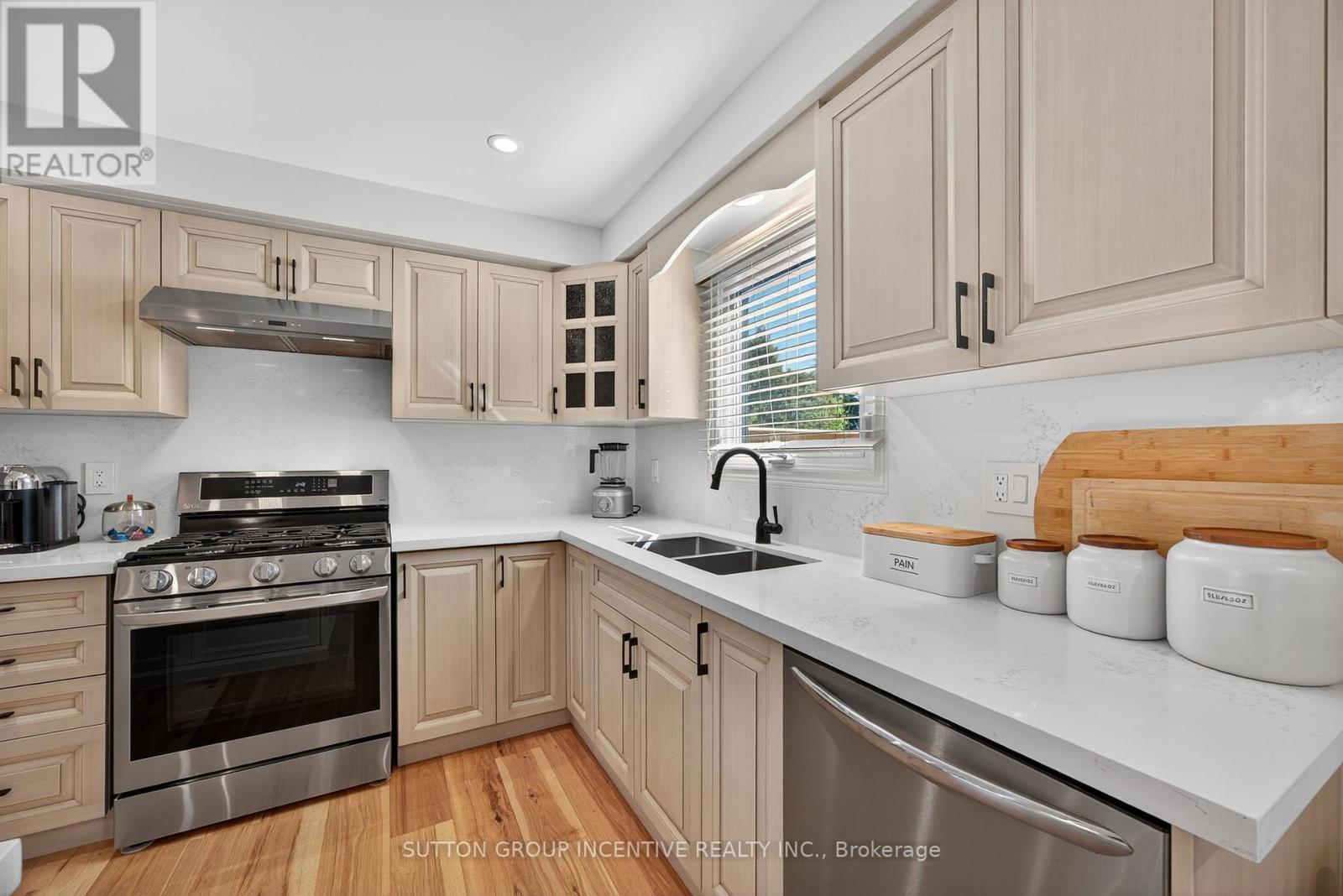 2731 Shering Crescent, Innisfil, Ontario  L9S 1G9 - Photo 10 - N12434326