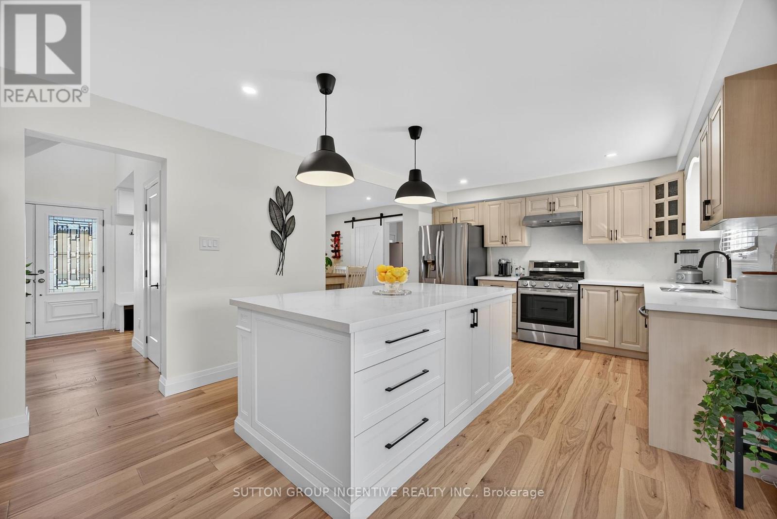 2731 Shering Crescent, Innisfil, Ontario  L9S 1G9 - Photo 9 - N12434326