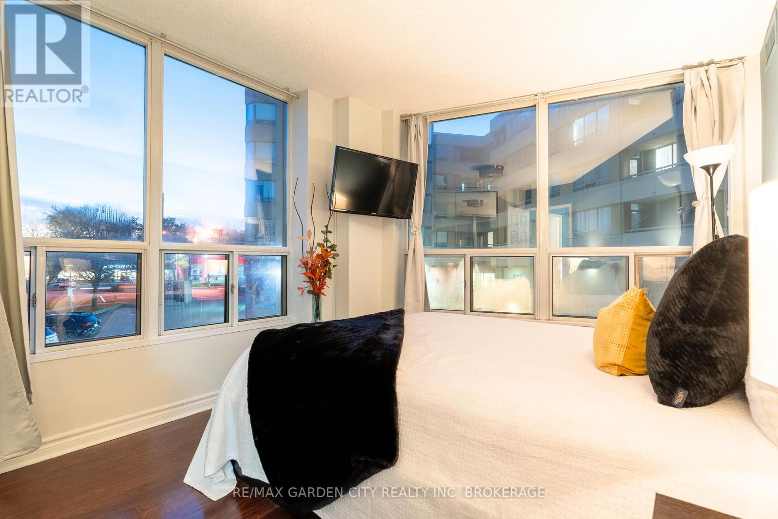 202 - 897 Sheppard Avenue W, Toronto (Clanton Park), Ontario  M3H 2T4 - Photo 11 - C12441277