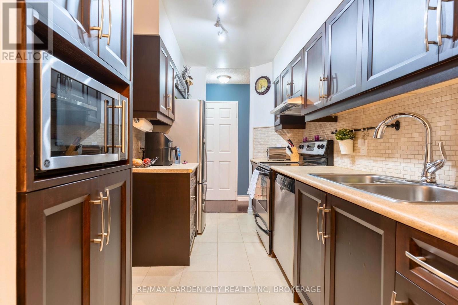 202 - 897 Sheppard Avenue W, Toronto (Clanton Park), Ontario  M3H 2T4 - Photo 6 - C12441277