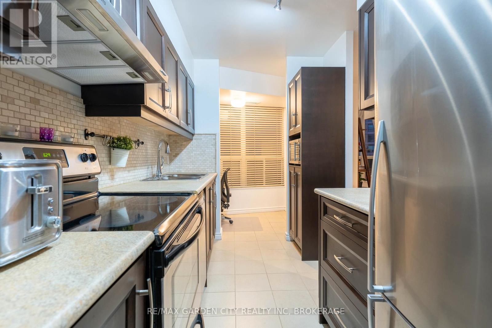 202 - 897 Sheppard Avenue W, Toronto (Clanton Park), Ontario  M3H 2T4 - Photo 7 - C12441277