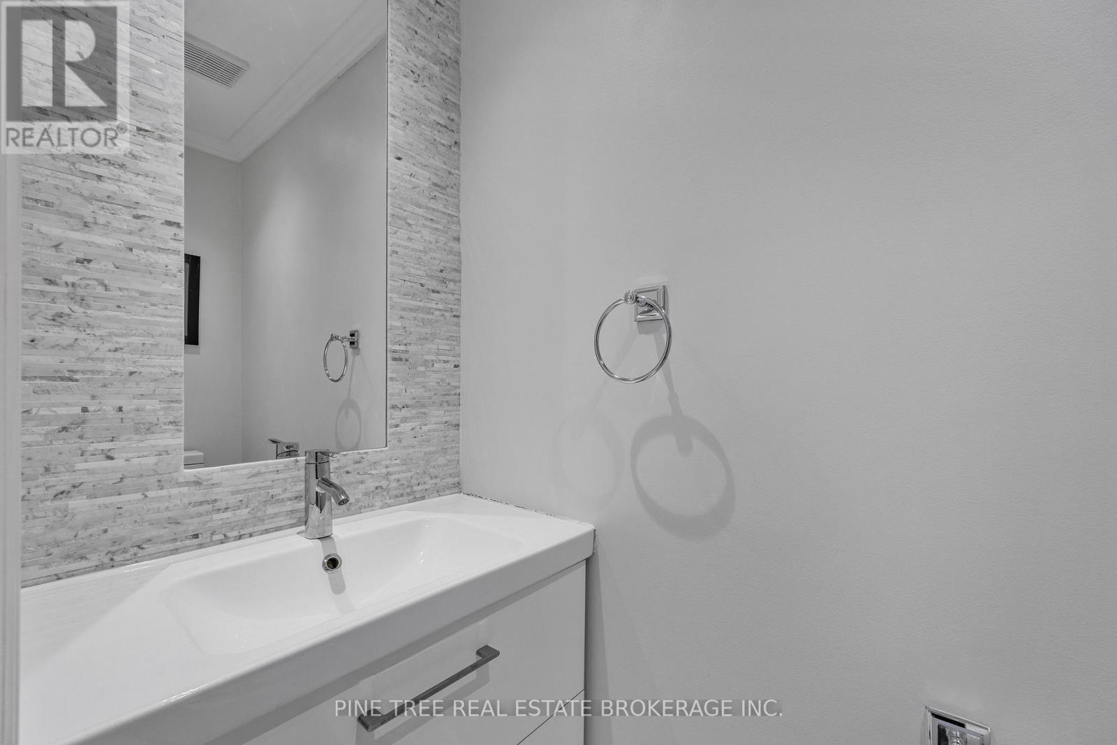 85 Elizabeth Street, Barrie, Ontario  L4N 6P2 - Photo 6 - S12441067