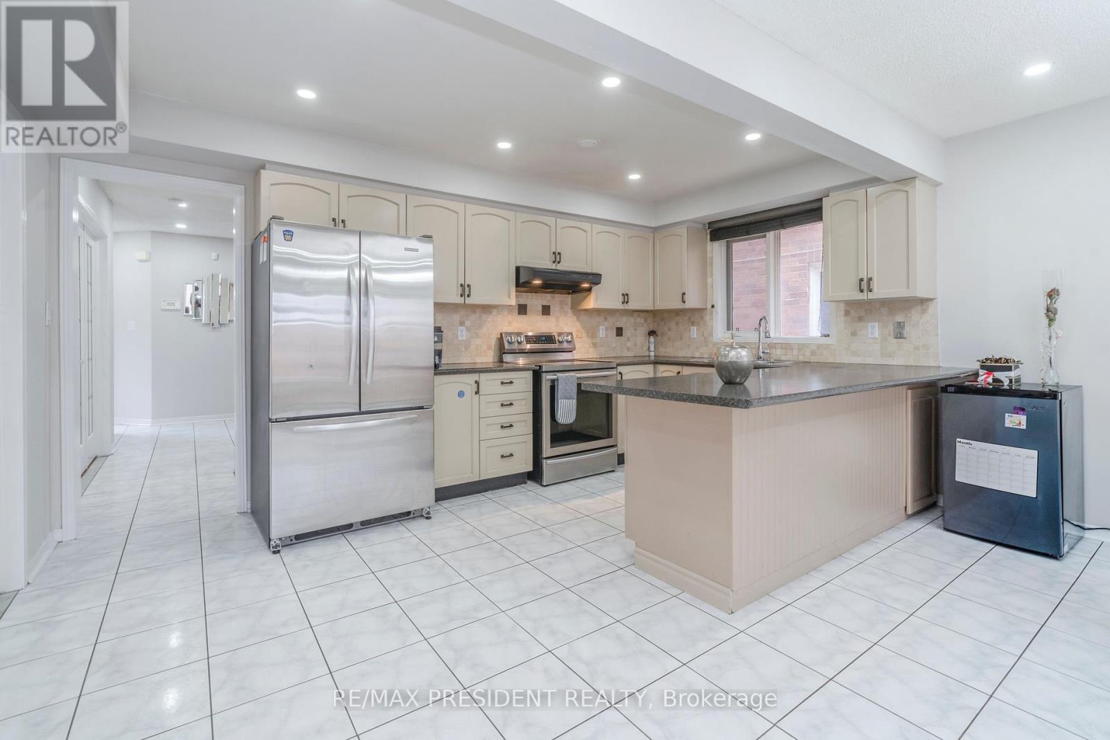 41 Rangeland Road, Brampton, Ontario  L6R 1L2 - Photo 14 - W12441073