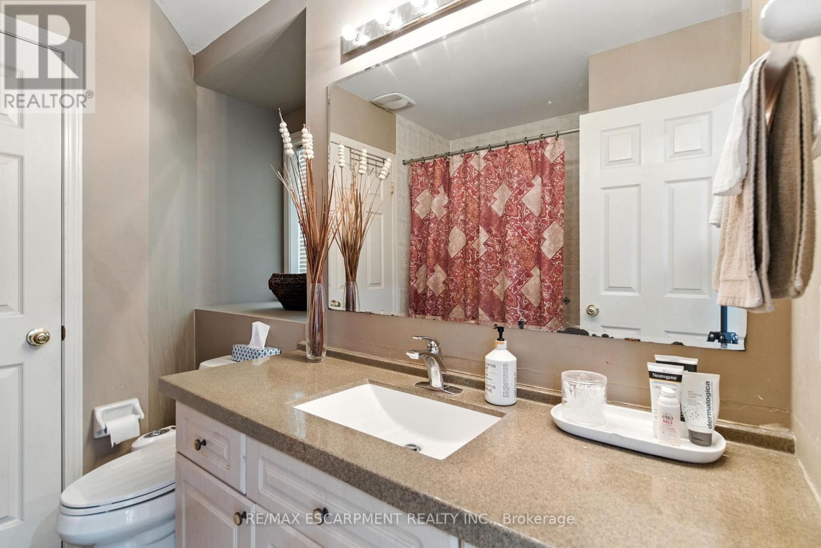 5566 Thorn Lane, Burlington, Ontario  L7L 6V8 - Photo 19 - W12441098