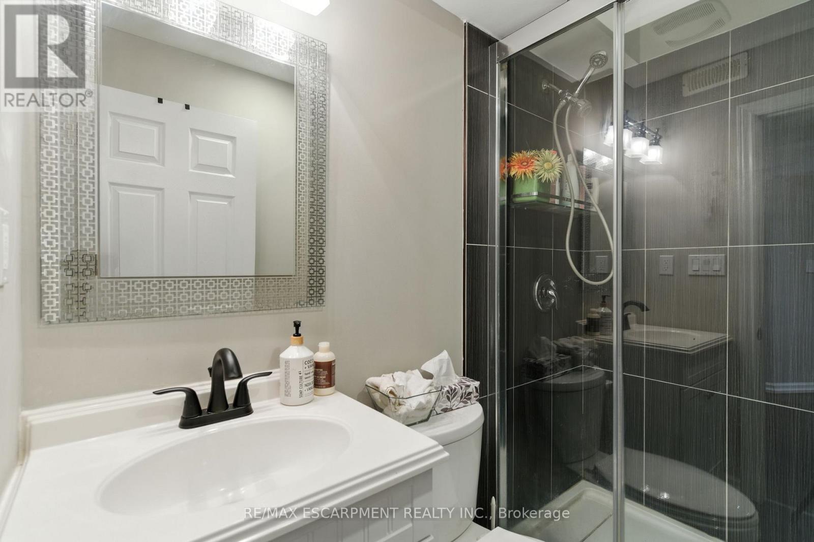 5566 Thorn Lane, Burlington, Ontario  L7L 6V8 - Photo 27 - W12441098