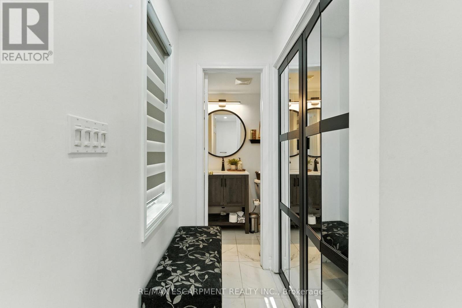 5566 Thorn Lane, Burlington, Ontario  L7L 6V8 - Photo 4 - W12441098
