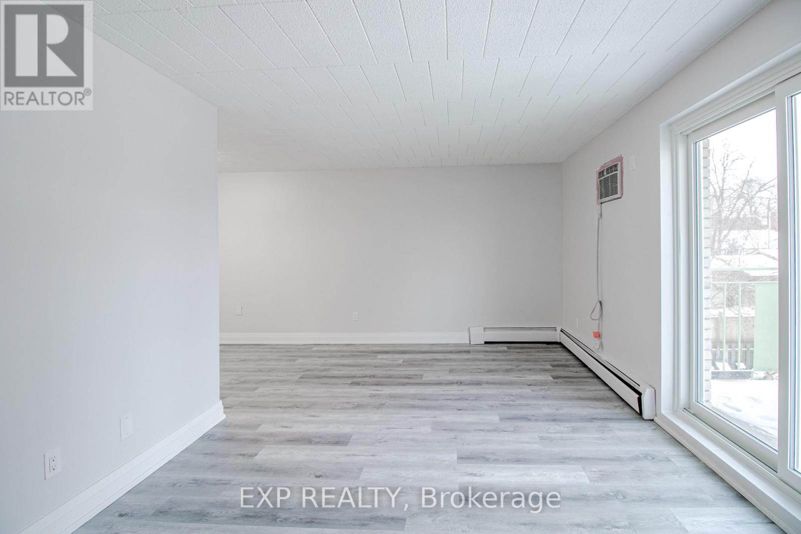 8 - 6287 O'neil Street, Niagara Falls, Ontario  L2J 1M6 - Photo 4 - X12441046