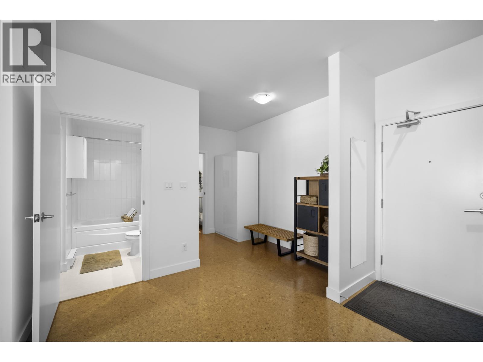 402 2828 Main Street, Vancouver, British Columbia  V5T 3G2 - Photo 2 - R3054519