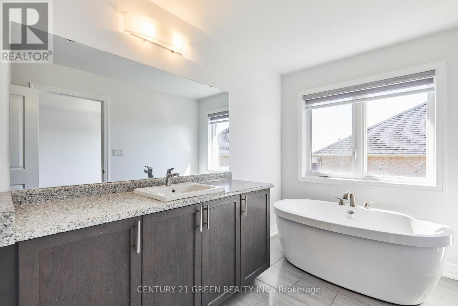 4 Gillivary Drive, Whitby (Williamsburg), Ontario  L1P 0C9 - Photo 17 - E12441273