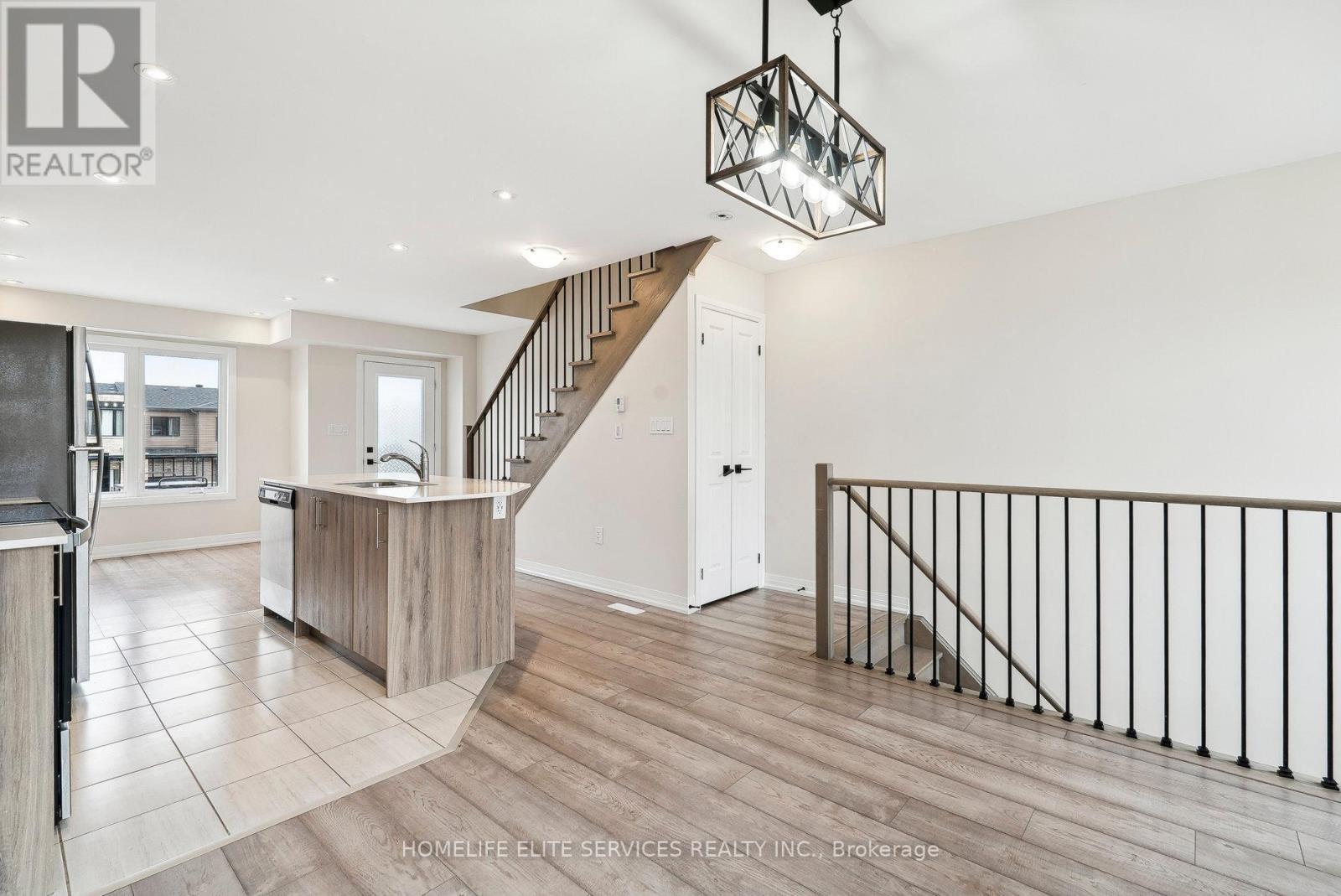 57 Fairlane Avenue, Barrie, Ontario  L9J 0N1 - Photo 10 - S12441182