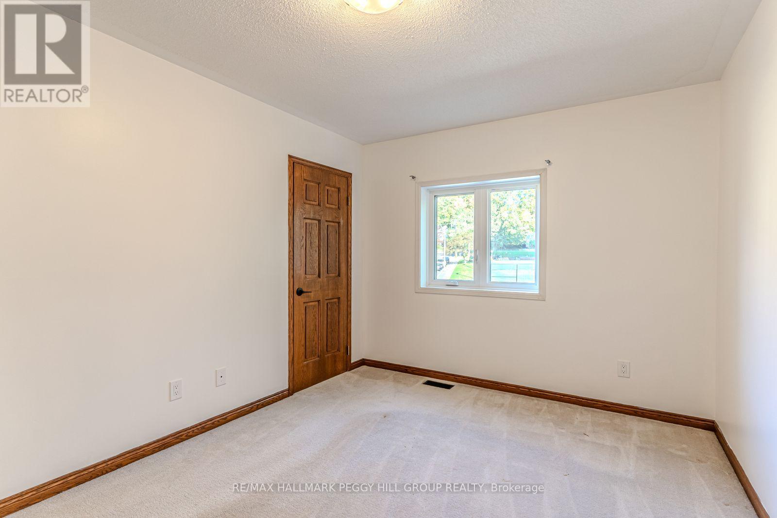 36 Kempenfelt Drive, Barrie, Ontario  L4M 1B9 - Photo 13 - S12441223