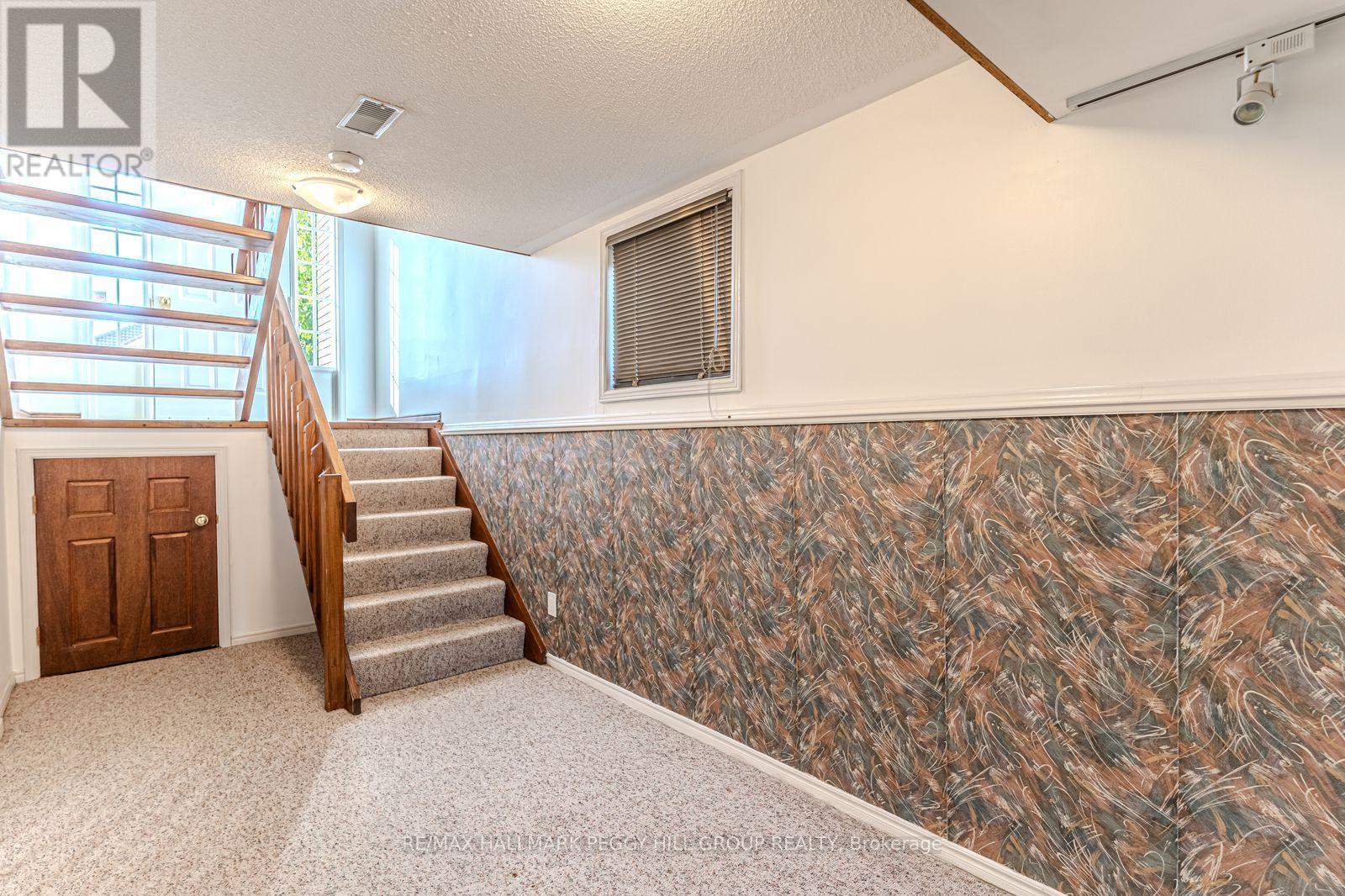 36 Kempenfelt Drive, Barrie, Ontario  L4M 1B9 - Photo 15 - S12441223
