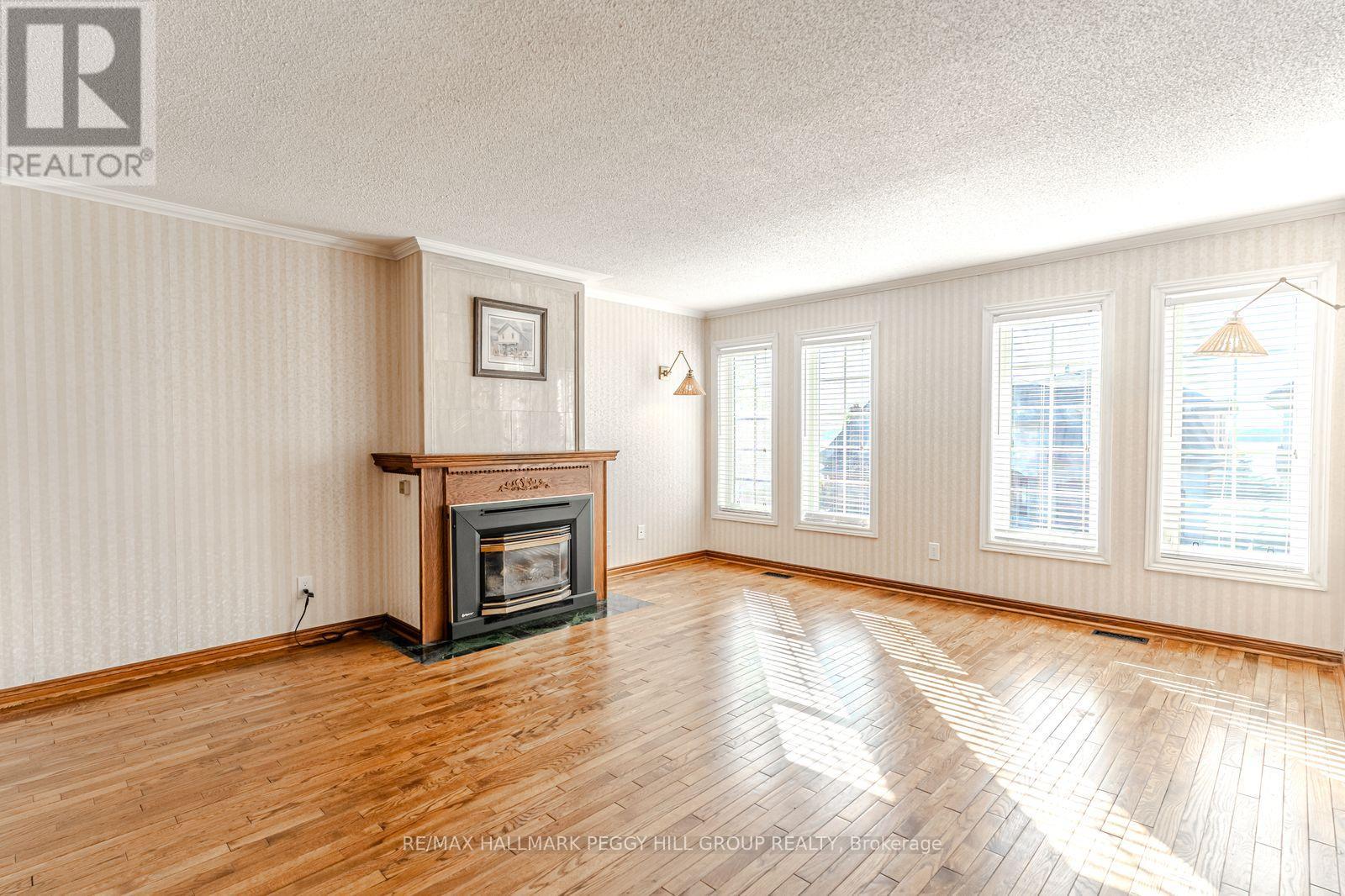 36 Kempenfelt Drive, Barrie, Ontario  L4M 1B9 - Photo 5 - S12441223