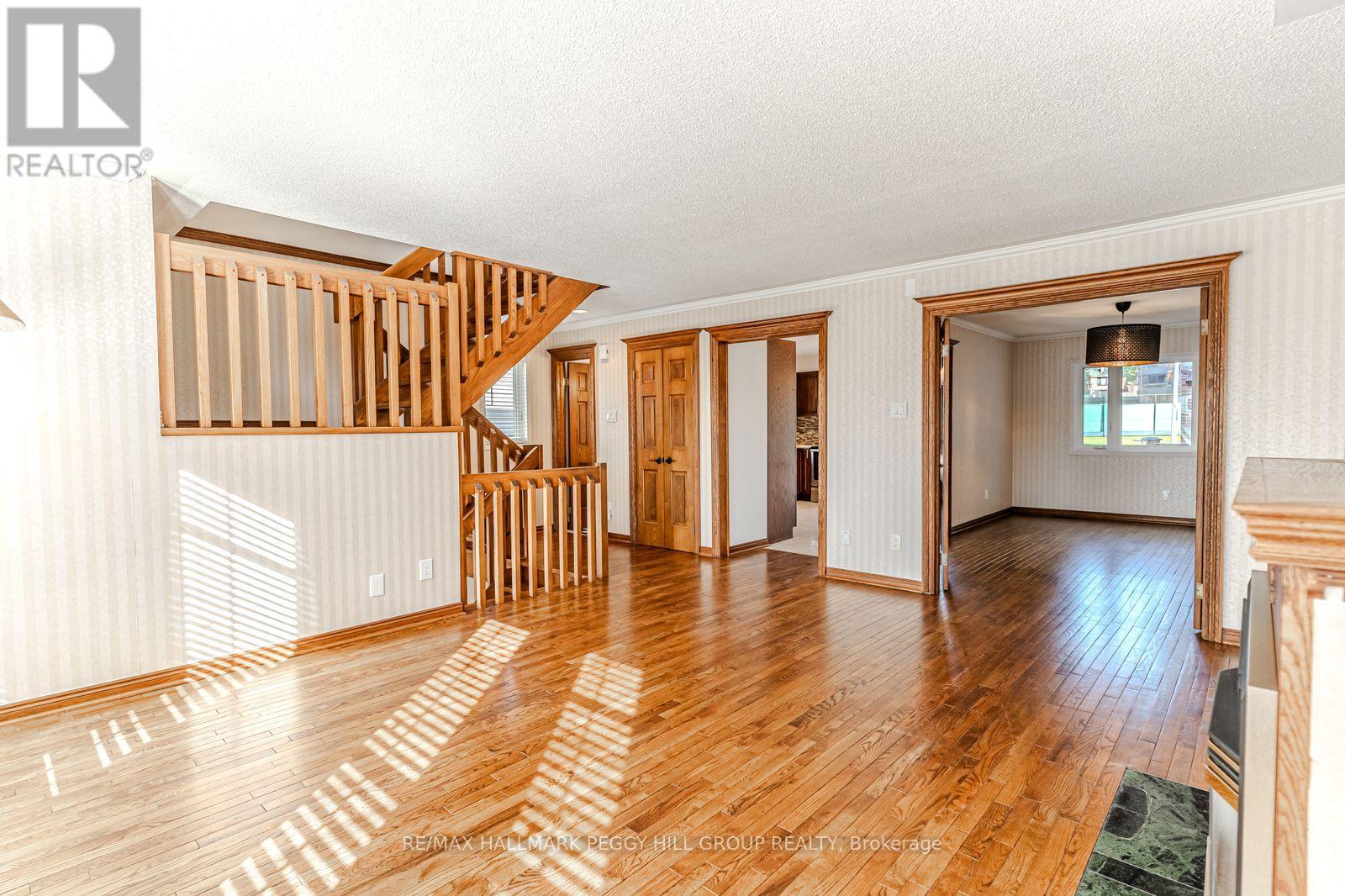 36 Kempenfelt Drive, Barrie, Ontario  L4M 1B9 - Photo 6 - S12441223