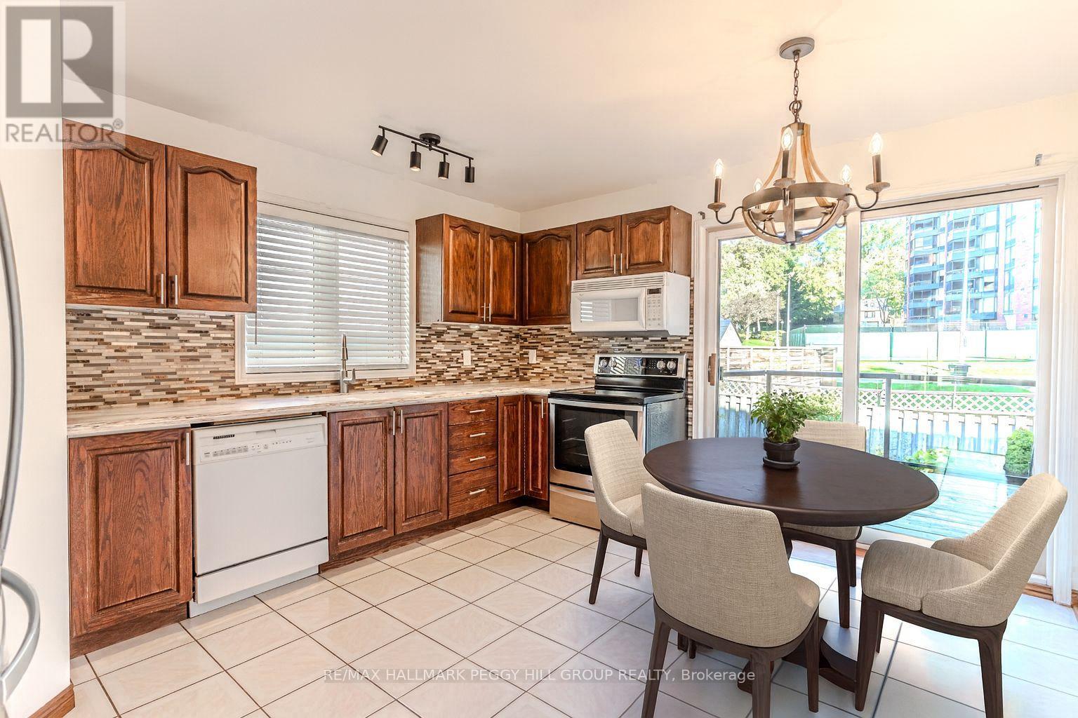 36 Kempenfelt Drive, Barrie, Ontario  L4M 1B9 - Photo 7 - S12441223