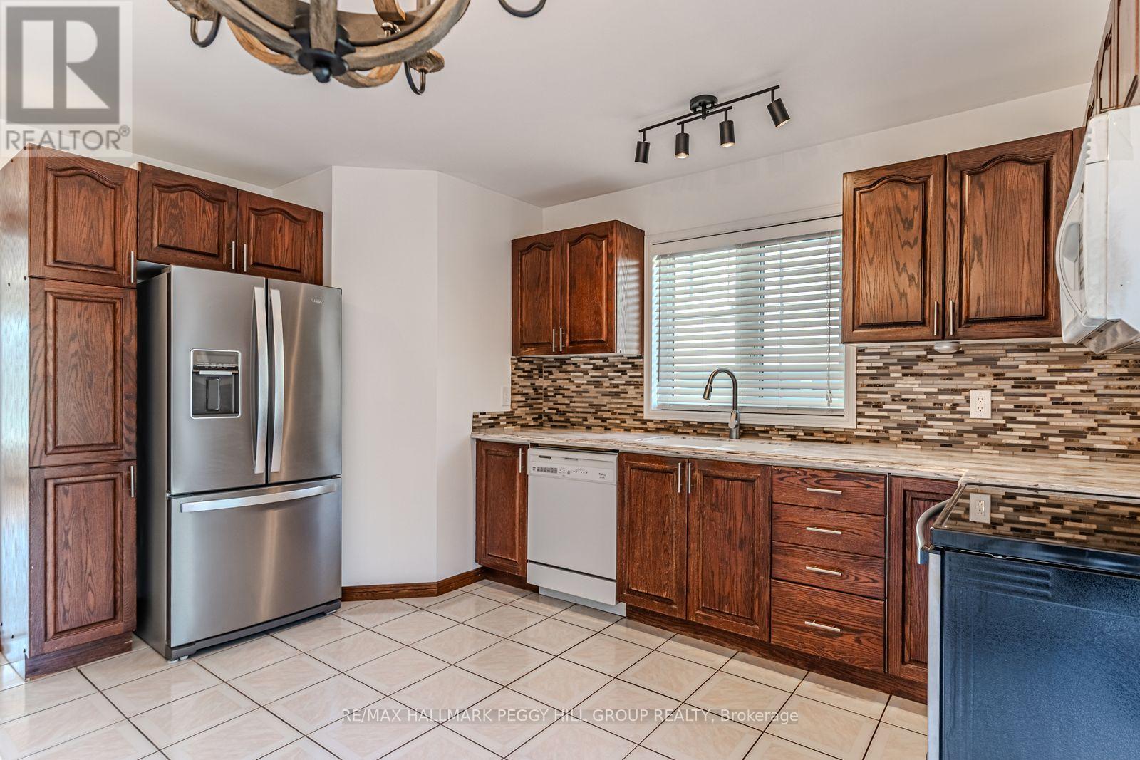 36 Kempenfelt Drive, Barrie, Ontario  L4M 1B9 - Photo 8 - S12441223