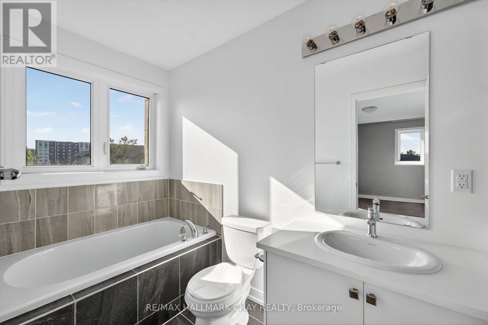 22 Blue Forest Crescent, Barrie, Ontario  L4N 0M2 - Photo 23 - S12441236