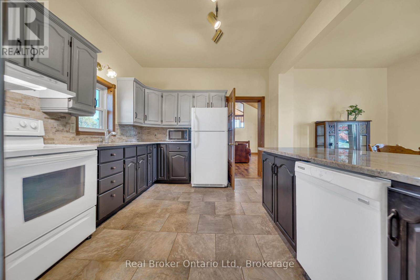 690 Wallace Avenue S, North Perth, Ontario  N4W 1Y4 - Photo 13 - X12441302