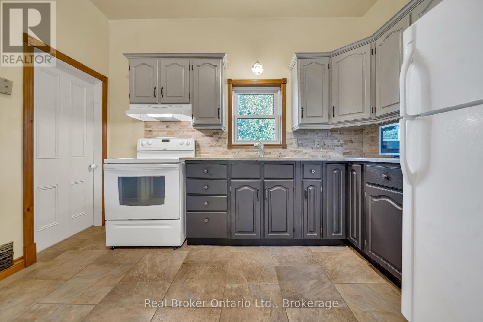 690 Wallace Avenue S, North Perth, Ontario  N4W 1Y4 - Photo 14 - X12441302