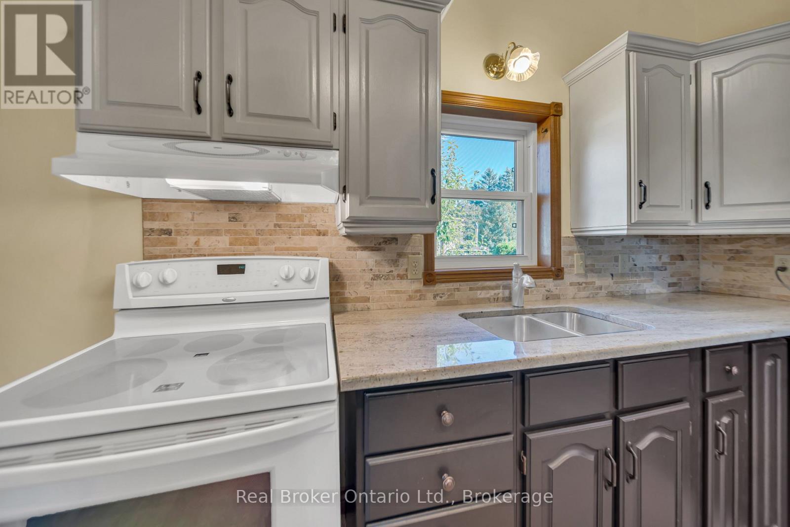 690 Wallace Avenue S, North Perth, Ontario  N4W 1Y4 - Photo 15 - X12441302
